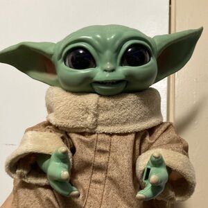 Star Wars The Mandalorian Galactic Snackin' Grogu Animatronic Toy *as is